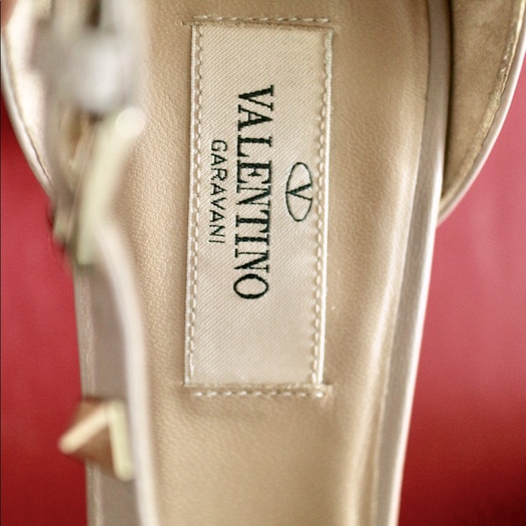 VALENTINO GARAVANI
Rockstud Crisscross D'Orsay Pumps - Picture 5 of 12